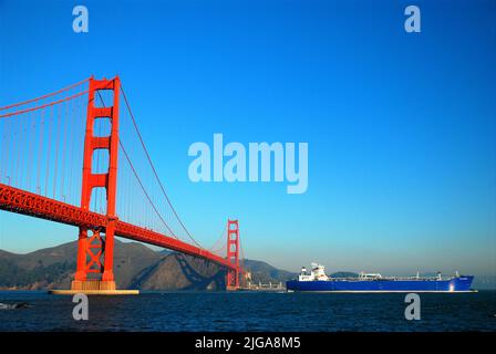 Una nave cisterna passa sotto il Golden Gate Bridge per il porto e il molo della Baia di San Francisco Foto Stock