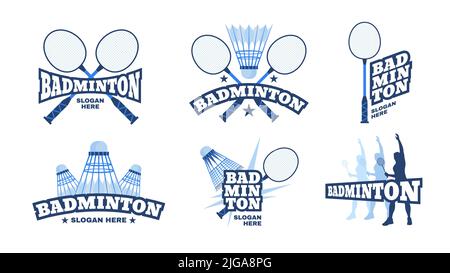 Logo badminton con racchette e silhouette del giocatore isolate su sfondo bianco illustrazione vettoriale Illustrazione Vettoriale