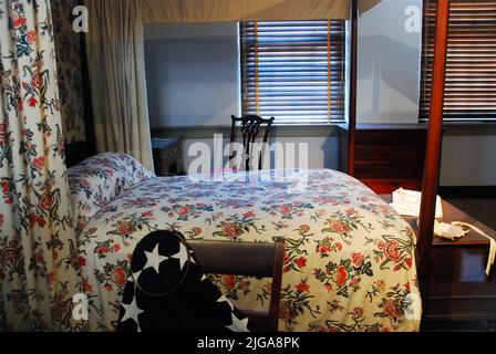 Il letto e il baldacchino della casa di Betsy Ross a Philadelphia, dove la leggenda afferma di aver cucito la prima bandiera americana Foto Stock