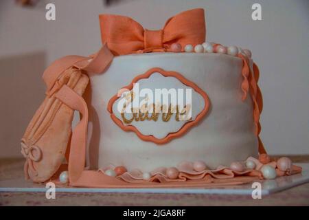 Torte di compleanno, morbide e ricche di glassa. Foto Stock