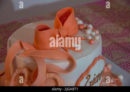 Torte di compleanno, morbide e ricche di glassa. Foto Stock