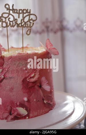 Torte di compleanno, morbide e ricche di glassa. Foto Stock