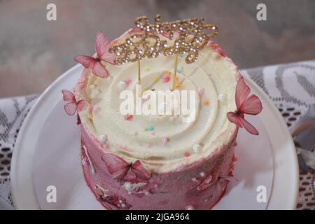 Torte di compleanno, morbide e ricche di glassa. Foto Stock