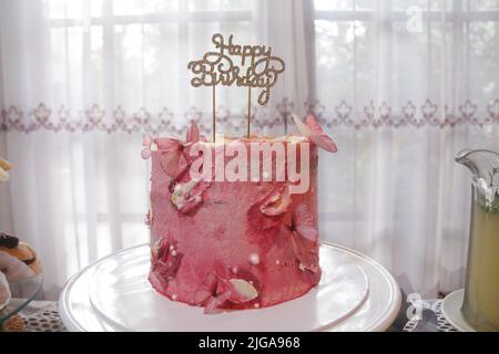 Torte di compleanno, morbide e ricche di glassa. Foto Stock