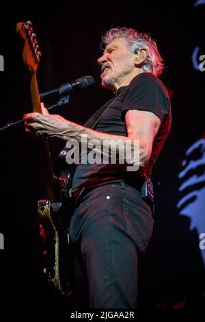 Toronto, Canada. 08th luglio 2022. Il musicista inglese, cantautore, compositore e co-fondatore della band rock progressiva Pink Floyd, Roger Waters, si esibisce in uno spettacolo esaurito alla Scotiabank Arena di Toronto. Credit: SOPA Images Limited/Alamy Live News Foto Stock