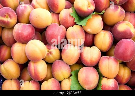 pesche mature fresche come sfondo, vista dall'alto Foto Stock