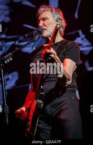 Toronto, Canada. 08th luglio 2022. Il musicista inglese, cantautore, compositore e co-fondatore della band rock progressiva Pink Floyd, Roger Waters, si esibisce in uno spettacolo esaurito alla Scotiabank Arena di Toronto. (Foto di Angel Marchini/SOPA Images/Sipa USA) Credit: Sipa USA/Alamy Live News Foto Stock