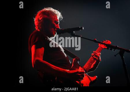 Toronto, Canada. 08th luglio 2022. Il musicista inglese, cantautore, compositore e co-fondatore della band rock progressiva Pink Floyd, Roger Waters, si esibisce in uno spettacolo esaurito alla Scotiabank Arena di Toronto. (Foto di Angel Marchini/SOPA Images/Sipa USA) Credit: Sipa USA/Alamy Live News Foto Stock