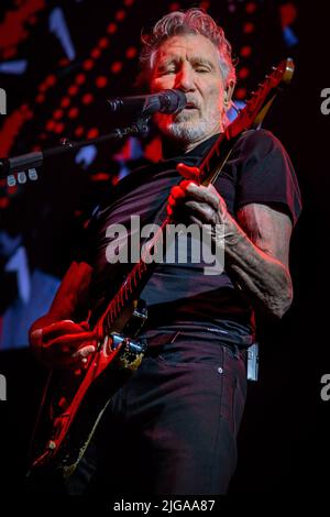 Toronto, Canada. 08th luglio 2022. Il musicista inglese, cantautore, compositore e co-fondatore della band rock progressiva Pink Floyd, Roger Waters, si esibisce in uno spettacolo esaurito alla Scotiabank Arena di Toronto. (Foto di Angel Marchini/SOPA Images/Sipa USA) Credit: Sipa USA/Alamy Live News Foto Stock