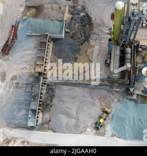 Fabbrica di cemento. Sfondo industriale. Vista aerea del processo di produzione del cemento. Impianto di miscelazione della sabbia con attrezzatura pesante. Foto Stock