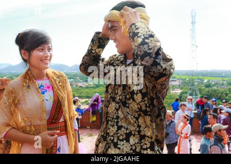 Kate Festival, una cultura tradizionale del popolo Cham nella torre antica di Poklong Girai, Phan Rang, Vietnam Foto Stock