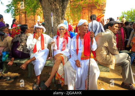 Kate Festival, una cultura tradizionale del popolo Cham nella torre antica di Poklong Girai, Phan Rang, Vietnam Foto Stock