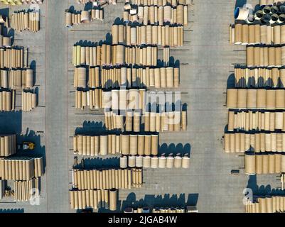 Tubi di calcestruzzo. Deposito industriale luogo di elementi rotondi in calcestruzzo. Vista aerea del luogo industriale. Foto Stock