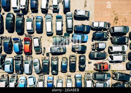 Auto abbandonate a Junkyard. Vista dall'alto verso il basso. Drone foto. Demolizione del veicolo. Foto Stock