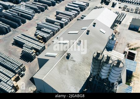 Fabbrica di ciottoli. Vista aerea del luogo industriale. Deposito di ciottoli vista dall'alto. Foto Stock