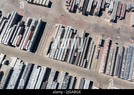 Fabbrica di ciottoli. Vista aerea del luogo industriale. Deposito di ciottoli vista dall'alto. Foto Stock