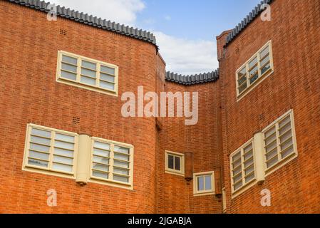 Amsterdam, Paesi Bassi. Giugno 2022. Vista del caratteristico edificio residenziale in mattoni nello stile della Scuola di Amsterdam a Spaarndammerbuurt, Amster Foto Stock