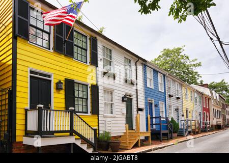 Colorate case in legno nel centro storico di Annapolis, Maryland, USA. Tipica architettura pittoresca nella capitale del Maryland. Foto Stock