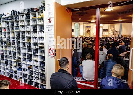 2022-07-09 06:34:29 ROTTERDAM - Musulmani durante le preghiere del mattino nella moschea di Mevlana. È qui che si celebra il primo giorno della festa più importante dell'Islam, la Festa del sacrificio. ANP ROBIN UTRECHT paesi bassi fuori - belgio fuori Foto Stock