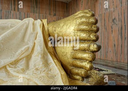 08 28 2008 il piede del Buddha d'oro al tempio Mahaparinirvana Kusinara o Kushinagar, Utar Pradesh, India Foto Stock