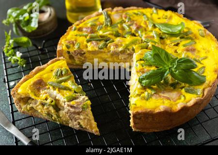 Сlassic quiche Lorraine torta con tonno, fagioli verdi e formaggio morbido. Quiche crude con uova, pesce e verdure. Chetogenico mediterraneo sano d Foto Stock