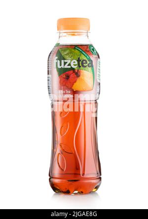 LONDRA,UK - 11 APRILE 2022: Tè Fuze Black con gusto Peach su bianco . Foto Stock