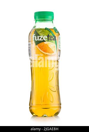 LONDRA,UK - 11 APRILE 2022: Bottiglia di tè verde Fuze con limone su bianco. Foto Stock