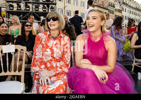 Anna Wintour, Florence Pugh pone davanti alla sfilata di moda Valentino, tenutasi a Trinità dei Monti, il 8 luglio 2022 a Roma. Foto di Marco Piovanotto/ABACAPRESS.COM Foto Stock