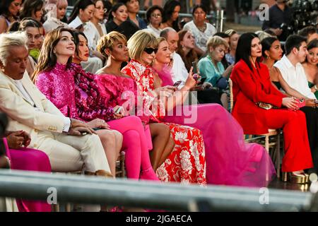 Anne Hathaway, Giancarlo Giammetti, Hwasa, Ariana DeBose, Anna Wintour, Firenze Pugh, Laura Pausini si pone davanti alla sfilata Valentino, tenutasi a Trinità dei Monti, il 8 luglio 2022 a Roma. Foto di Marco Piovanotto/ABACAPRESS.COM Foto Stock