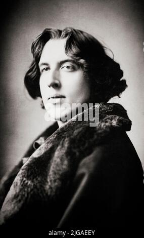 Oscar Fingal o'Flahertie Wills Wilde (1854-1900) è stato un poeta e drammaturgo irlandese. Dopo aver scritto in diverse forme nel corso del 1880s, divenne uno dei più popolari playwrights di Londra all'inizio del 1890s. È ricordato meglio per i suoi epigrammi e gioca come 'l'importanza di essere serio' e il suo romanzo 'la foto di Dorian Gray'. Nel 1895 è stato condannato e imprigionato per grave indecenza per atti omosessuali consensuali in 'uno dei primi processi di celebrità'. Liberato dopo 2 anni, si stabilì a Dieppe, Francia, dove morì all'età di 46 anni. Foto Stock