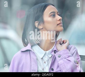 Ama lo shopping nelle vetrine, una giovane donna che fa shopping in città. Foto Stock