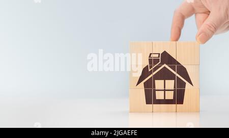 casa su cubi di legno. biglietto da visita o pubblicità per lo sviluppatore di immobili o impresa di costruzione. Concetto di costruzione, immobiliare. Casa i Foto Stock