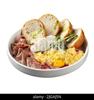 Colazione isolata con uova strapazzate e manzo Foto Stock