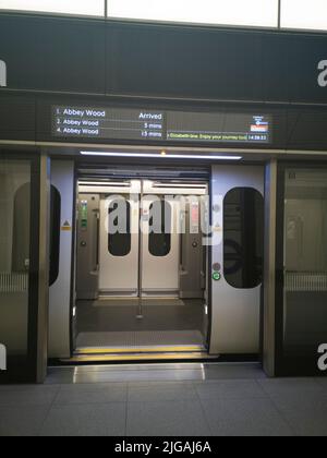 Elizabeth Line, Liverpool St, Londra, Regno Unito, maggio 2022. Esaminare uno dei nuovi treni Elizabeth Line con un display, London Underground, Liverpool Street, London, EC2, Inghilterra. Foto Stock