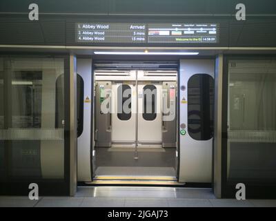 Elizabeth Line, Liverpool St, Londra, Regno Unito, maggio 2022. Esaminare uno dei nuovi treni Elizabeth Line con un display, London Underground, Liverpool Street, London, EC2, Inghilterra. Foto Stock