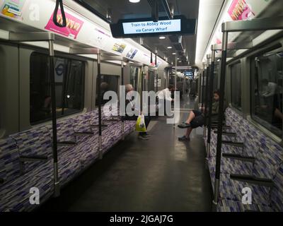 Elizabeth Line, Liverpool St, Londra, Regno Unito, maggio 2022. All'interno di uno dei nuovi treni della linea Elizabeth, London Underground, Liverpool Street, London, EC2, Inghilterra. Foto Stock