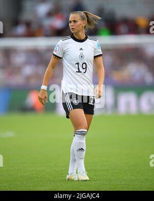 08 lug 2022 - Germania v Danimarca - UEFA Women's Euro 2022 - Gruppo B - Brentford Community Stadium Germania Klara Bühl durante la partita UEFA Women's Euro 2022 contro Danimarca Picture Credit : © Mark Pain / Alamy Live News Foto Stock