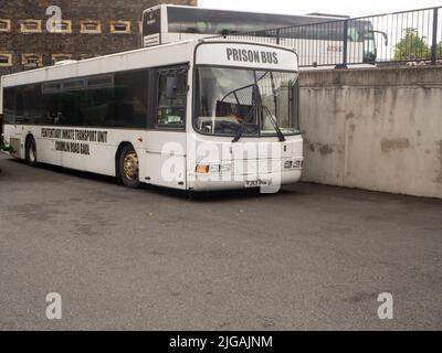 L'autobus dei prigionieri al Crumlin Road Gaol Experience Belfast in mostra nel cortile degli esercizi Foto Stock