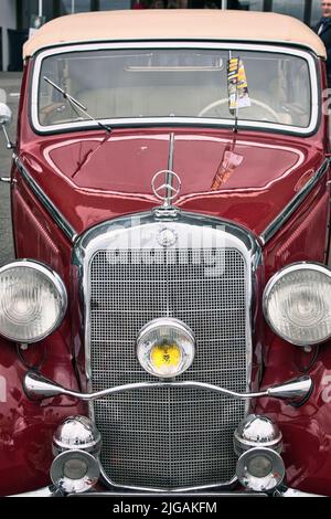 Galway, Irlanda, luglio 03. 2022. Vecchia auto d'epoca con timer Mercedes benz al classico Fest 2022, festival con auto e veicoli d'epoca vecchi classici Foto Stock