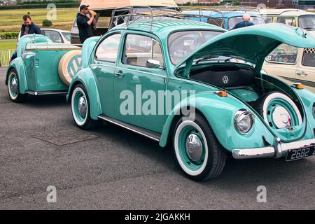 Leggendario tedesco vecchio timer auto d'epoca volkswagen scarabeo al classico fest 2022, festival con auto d'epoca e veicoli d'epoca vecchia a Galway, Irlanda Foto Stock