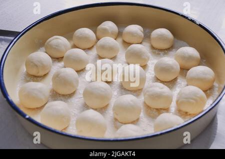 Primo piano della preparazione femminile delle mani di pasta per Baklava, Baklava fatta in casa con noci, ricetta tradizionale turca di vecchio stile, pasticceria alimentare Foto Stock