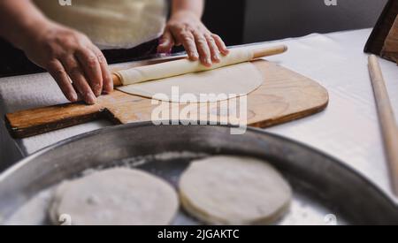 Primo piano della preparazione femminile delle mani di pasta per Baklava, Baklava fatta in casa con noci, ricetta tradizionale turca di vecchio stile, pasticceria alimentare Foto Stock