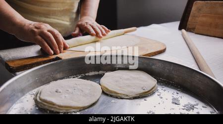 Primo piano della preparazione femminile delle mani di pasta per Baklava, Baklava fatta in casa con noci, ricetta tradizionale turca di vecchio stile, pasticceria alimentare Foto Stock