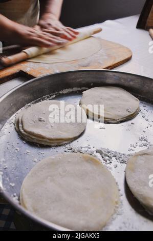 Primo piano della preparazione femminile delle mani di pasta per Baklava, Baklava fatta in casa con noci, ricetta tradizionale turca di vecchio stile, pasticceria alimentare Foto Stock