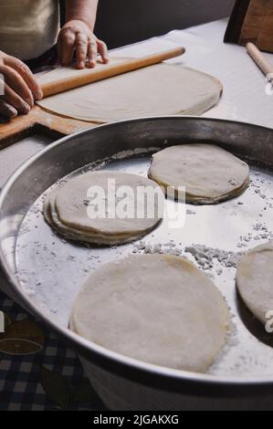 Primo piano della preparazione femminile delle mani di pasta per Baklava, Baklava fatta in casa con noci, ricetta tradizionale turca di vecchio stile, pasticceria alimentare Foto Stock