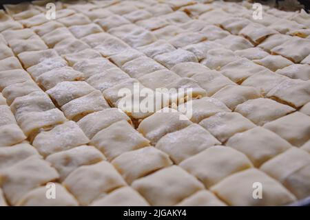 Il processo di preparazione di un delizioso Baklava, Baklava fatto in casa con noci, ricetta tradizionale turca di vecchio stile, pasticceria alimentare Foto Stock