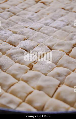 Il processo di preparazione di un delizioso Baklava, Baklava fatto in casa con noci, ricetta tradizionale turca di vecchio stile, pasticceria alimentare Foto Stock