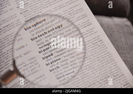 La definizione della parola bipartisan in un dizionario, sotto lente d'ingrandimento, traduttore e concetto di lingua Foto Stock
