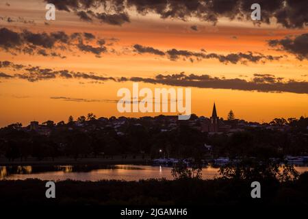 Il cielo d'oro dopo il tramonto si affaccia su Leschenault Inlet, Bunbury, Australia Occidentale Foto Stock