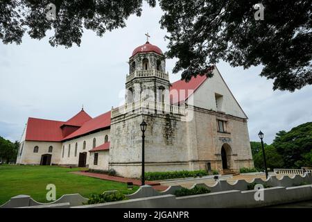 Siquijor, Filippine - Giugno 2022: La Chiesa Parrocchiale di San Isidro Labrador comunemente conosciuta come Chiesa di Laci il 22 giugno 2022 a Laci, Siquijor, Filippine Foto Stock